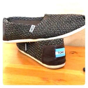 Women’s TOMS shoes